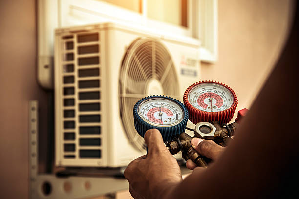 Professional Hvac technician working in Campbellsburg, IN